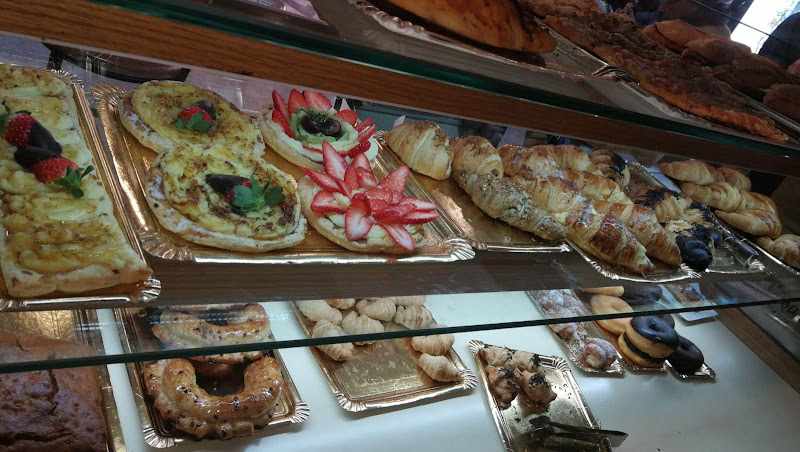 Fotografia tomada fuera de Panaderia Bolleria Antiga casa Asturgó - Forn de pa en Canovelles, Barcelona