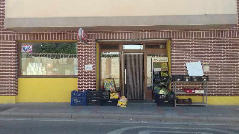 Fotografia tomada fuera de Panaderia Tina - Supermercado en Venta de Baños, Palencia