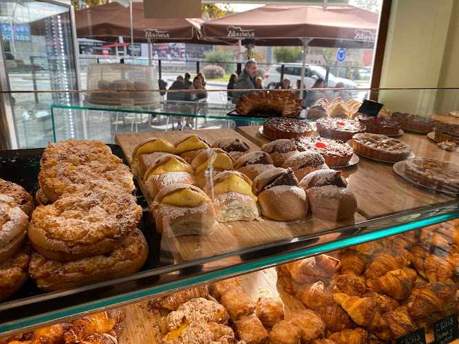Fotografia tomada fuera de Panadería Uruguaya Zitarrosa - Forn de pa en Castelldefels, Barcelona