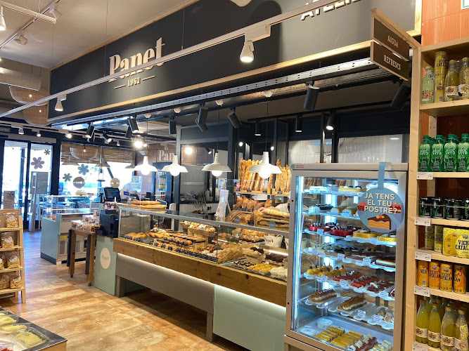 Fotografia tomada fuera de Panet Canal Olímpic - Forn de Pa, Pastisseria i Cafeteria - Panadería en Castelldefels, Barcelona