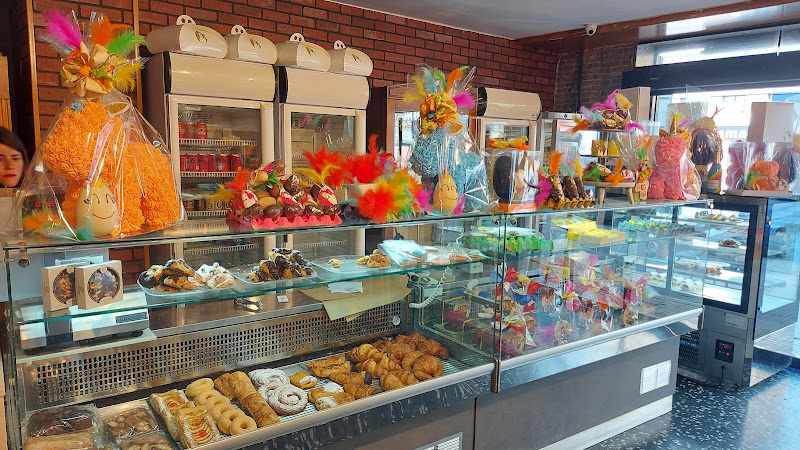 Fotografia tomada fuera de Forn de pa pastiseria montserrat - Panadería en Castelldefels, Barcelona