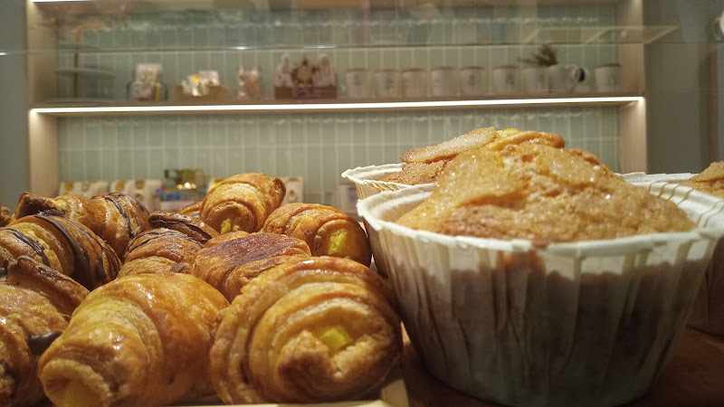 Fotografia tomada fuera de La Casa Blanca Pastisseria - Pastelería en Castelldefels, Barcelona