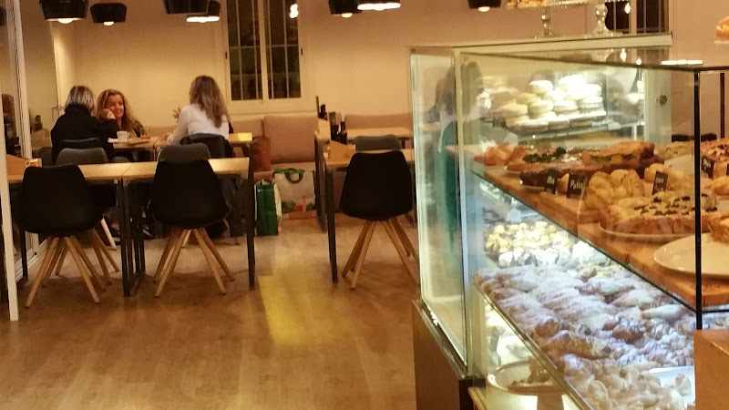 Fotografia tomada fuera de Veintiuno doce - 21 12 - Panadería en Castelldefels, Barcelona