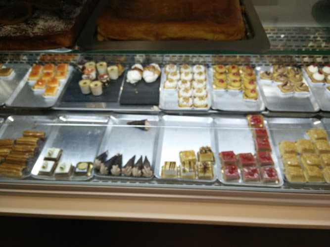 Fotografia tomada fuera de PANADERÍA, PASTELERÍA Y CAFETERÍA La Tomaseta. - Panadería en Requena, Valencia
