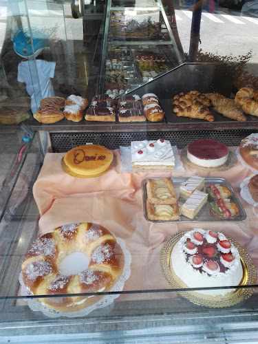 Fotografia tomada fuera de Pastelería La Estrella - Pastelaría especializada en tortas en Santiago de Compostela, A Coruña