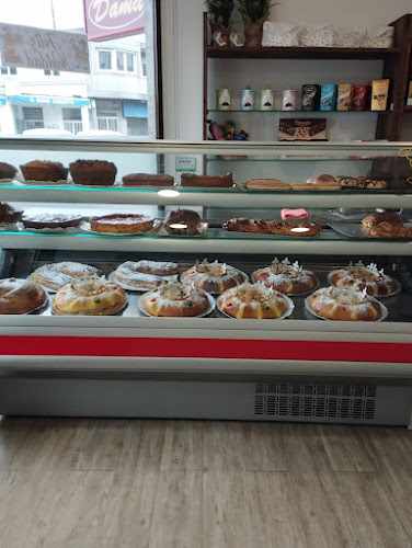 Fotografia tomada fuera de Pastelería Dama - Pastelería en Santa Comba, A Coruña