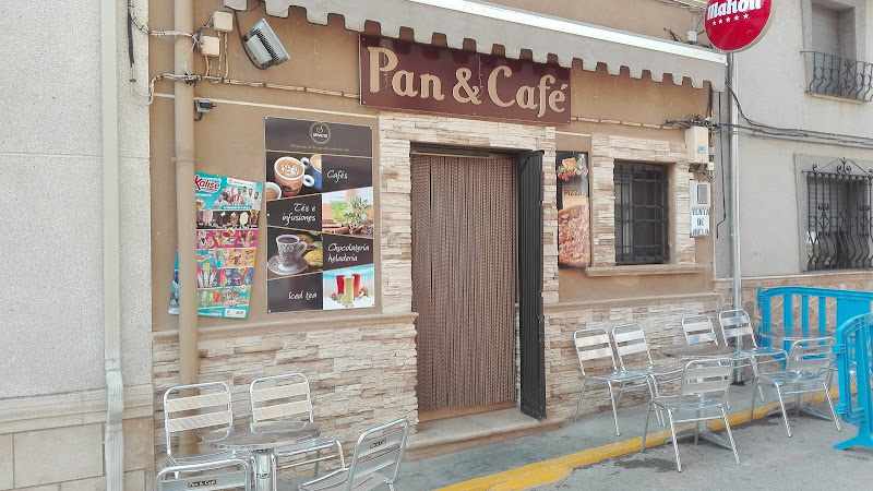 Fotografia tomada fuera de Pan & Café. - cafeterías en La Pesquera, Cuenca