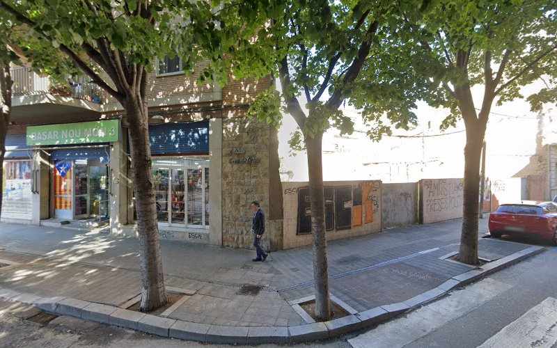 Fotografia tomada fuera de Fleca la creu - Panadería en Figueres, Girona