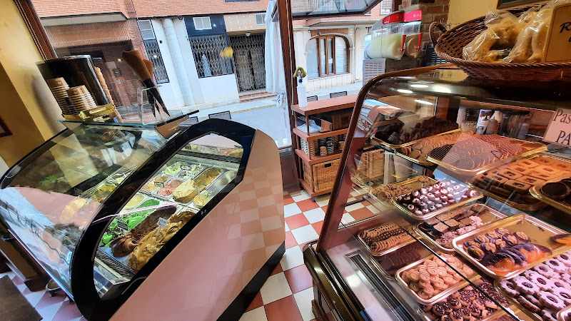 Fotografia tomada fuera de Pastelería Cafetería Heladería Castilviejo - Pastelería en Medina de Rioseco, Valladolid